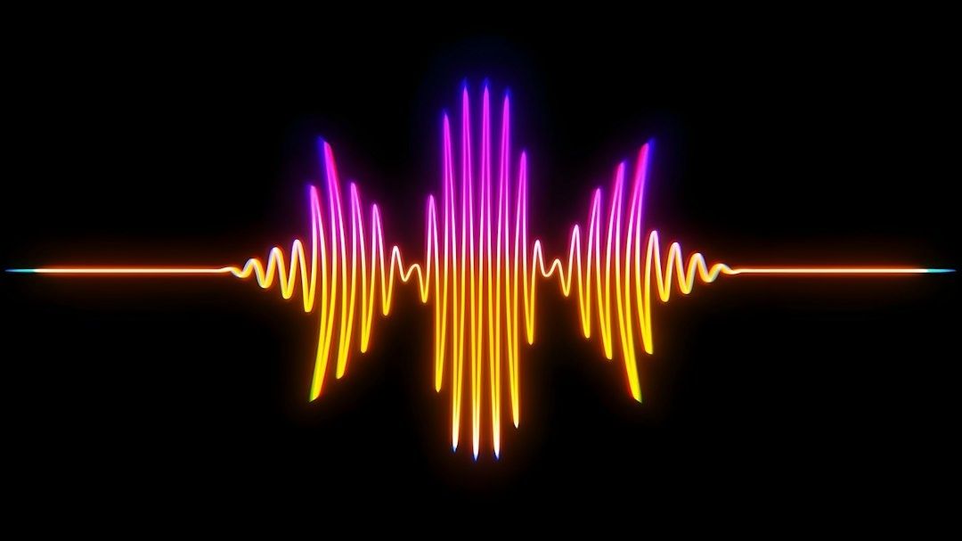 Bunt leuchtende, symmetrische Audiowellen auf schwarzem Hintergrund